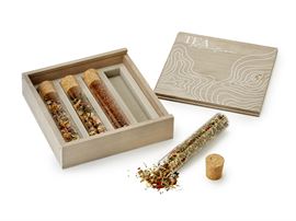 Holzkästchen "Tea Selection" inkl. 4 Korkgläsern á ca. 15 g / 75 ml Box aus Holz des Blauglockenbaumes Box: 19,4 x 20,4 x 4,5 cm, Glas: H 15 cm, Ø 3 cm