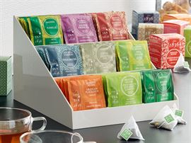 Display (unbefüllt) in weiß aus Polystyrol mit 9 Fächern für Befüllung je 7 Sachets pro Sorte Maße: L28,4 x B32 x H21 cm / Fachtiefe 9 cm