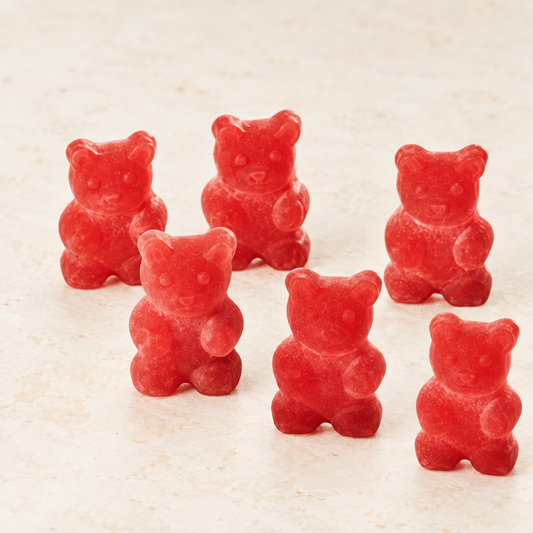 Bio-Tee-Bären Erdbeere – originalgetreues Produktbild im TEEMANDO Atelierstil