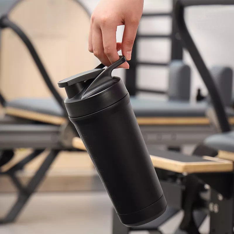 Teemando® Premium Edelstahl Shaker 750ml Kapazität, BPA-frei, auslaufsicherer Deckel, abnehmbarer Shaker-Ball, Füllstandsmarkierung, spülmaschinengeeignet für Proteinshakes, Fitness und Diät, Bodybuilding