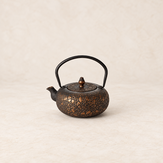 Kanne "Ningbo" Gusseisen, schwarz-gold mit Relief, 0,4 l – TEEMANDO Atelier