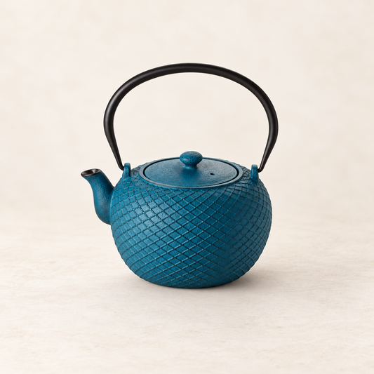 Kanne "Wing" Gusseisen, blau-schwarz, 0,8 l – TEEMANDO Atelier