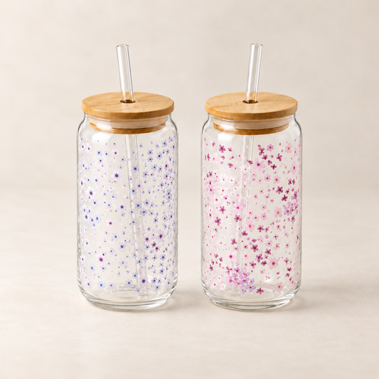 Gläser-Set Blossom mit Bambusdeckeln und Trinkhalmen – TEEMANDO Atelierbild