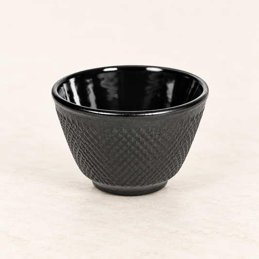 Cup Yunnan aus schwarzem Gusseisen – TEEMANDO Atelierbild