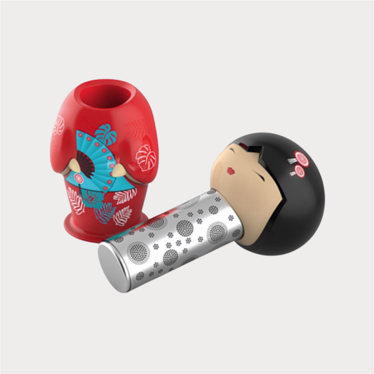 Teafan Geisha "Maiko", red Teesieb, handbemalte Figur Figur H 13,5 cm, Sieb H 6,6 cm, Ø 2,6 cm im Geschenkkarton