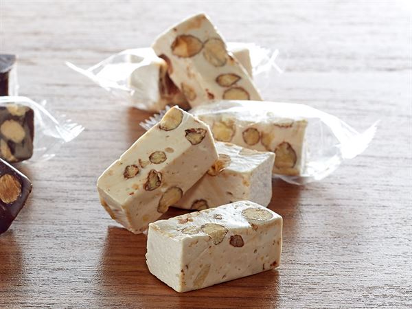 Nougat nach Montelimar Art weiß, einzeln verpackt, 1 kg lose