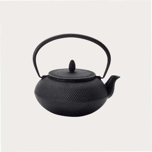 Kanne "Moto" Gusseisen von Cha Cult, schwarz mit Edelstahlsieb, 0,9 l Japan