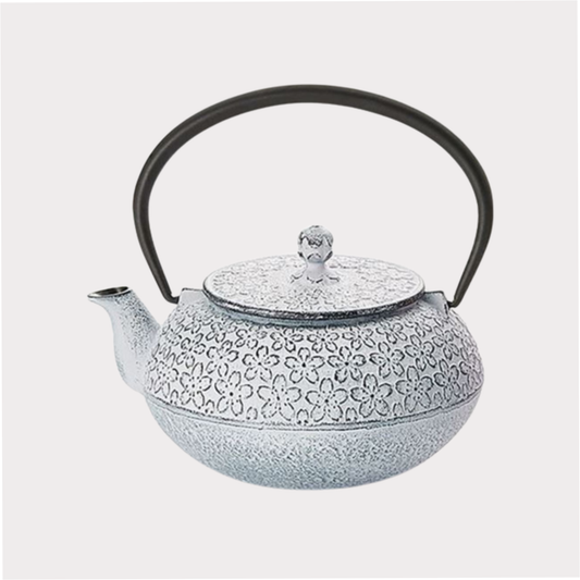 Kanne "Yuki" von Cha Cult, Gusseisen, weiß mit Relief mit Edelstahlsieb, 0,5 l Japan