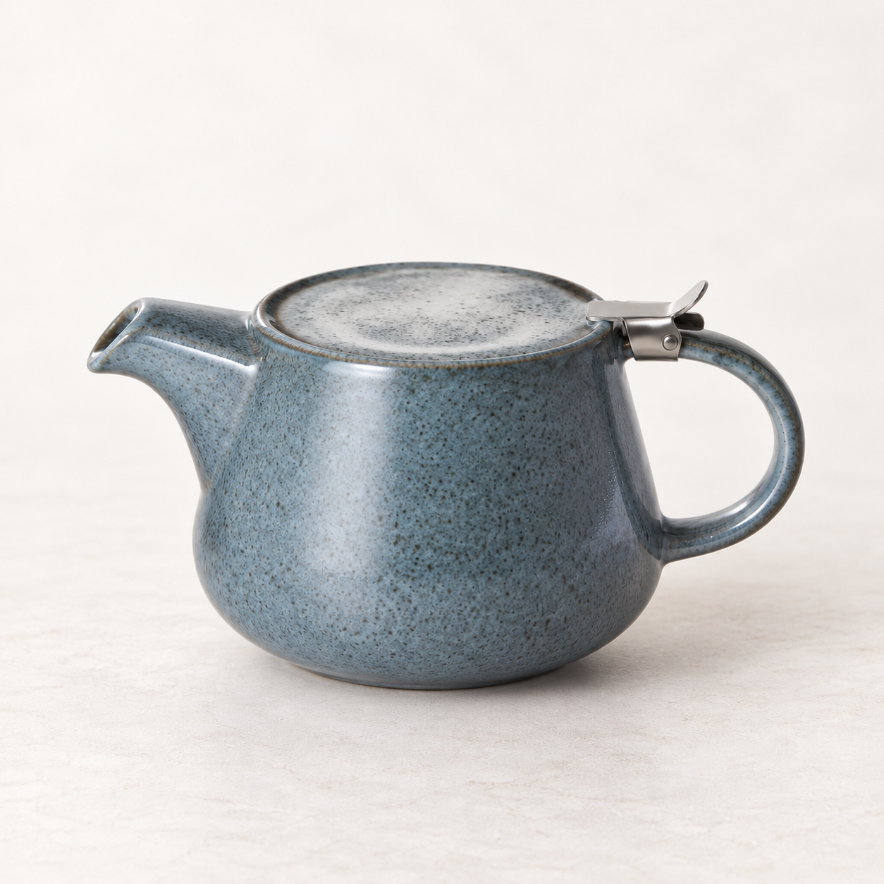 TEEMANDO Atelier – Kanne Rani grau Porzellan Reactive Glaze