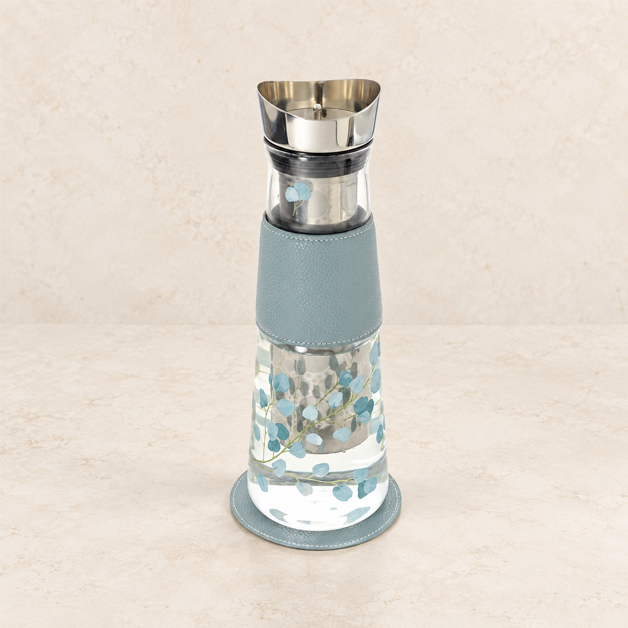 Eve Glaskaraffe "Eucalyptus" Tee-/Kaffeezubereiter aus Glas mit Edelstahlsieb und -deckel. Mit Untersetzer H 30 cm, Ø 10 cm – TEEMANDO Atelier