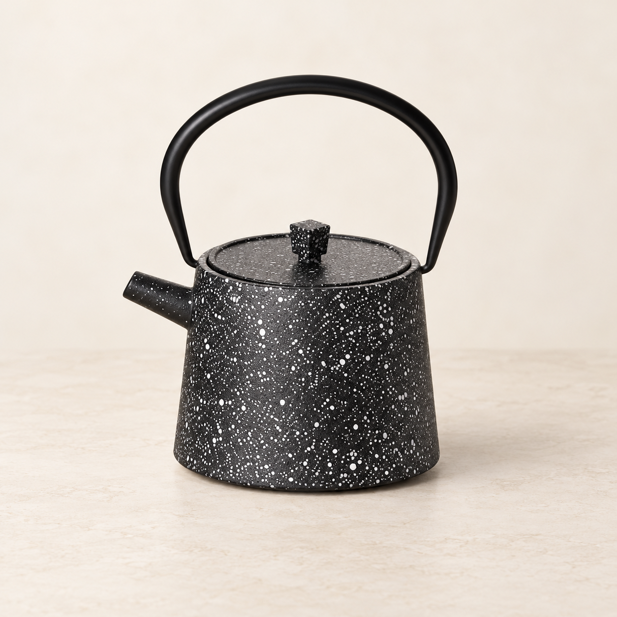 Kanne "Sheng" Gusseisen, schwarz-weiß, 1 l – TEEMANDO Atelier