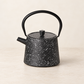 Kanne "Sheng" Gusseisen, schwarz-weiß, 1 l – TEEMANDO Atelier