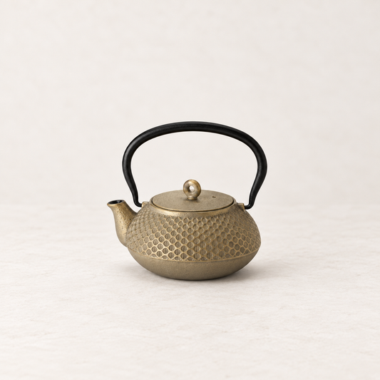 Kanne Jinhai aus Gusseisen in Taupe-Gold – 1 Stück | TEEMANDO Atelier