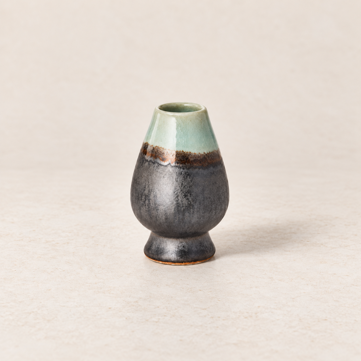 Matcha-Besenhalter Raku – Atelier-Produktbild