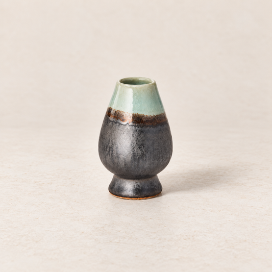 Matcha-Besenhalter Raku – Atelier-Produktbild