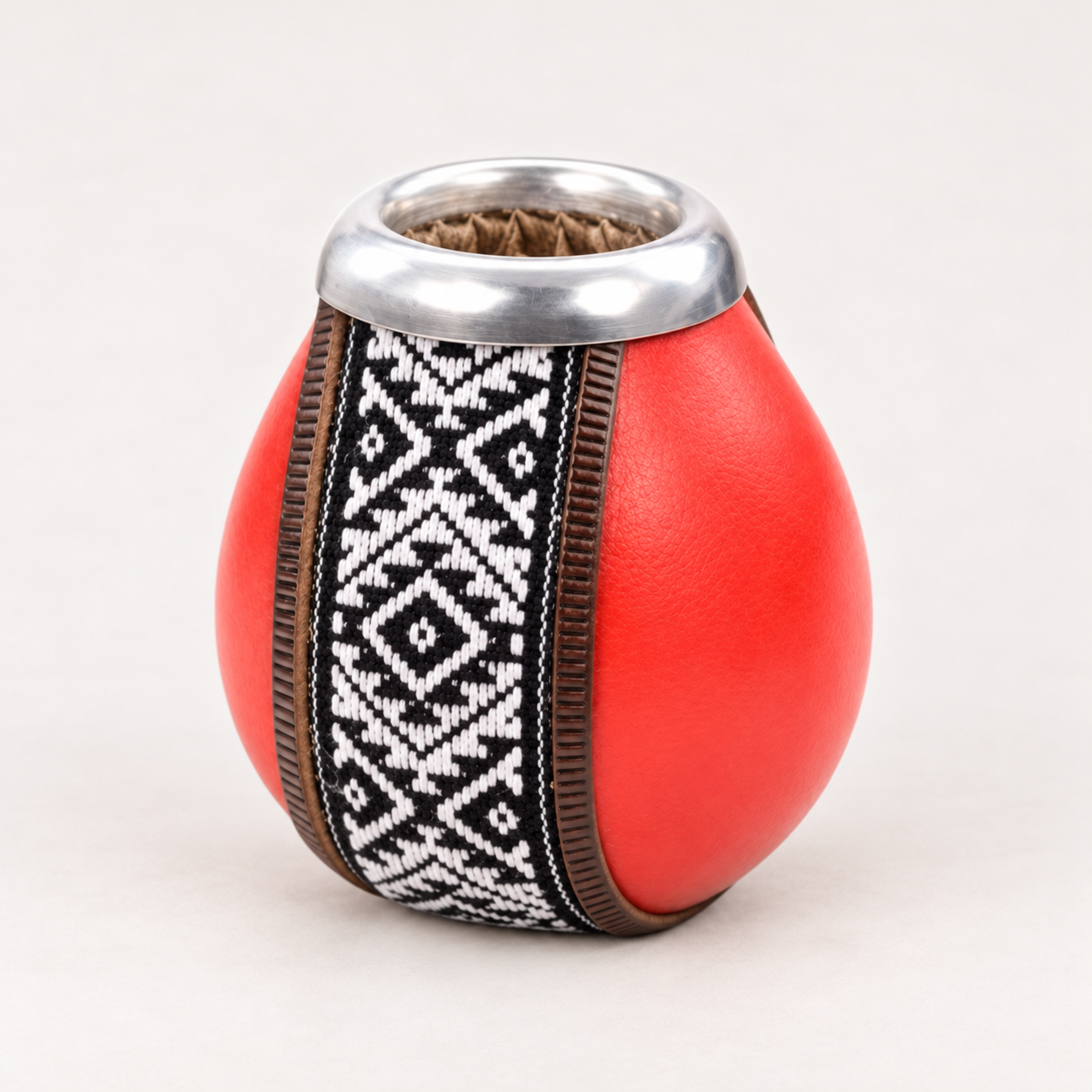 TEEMANDO Atelier-Hauptbild – rote Kalebasse mit Flechtband und Aluminiumring
