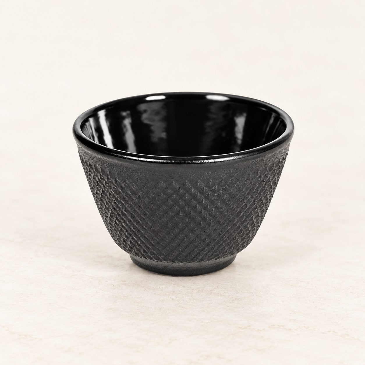 Cup Yunnan aus schwarzem Gusseisen – TEEMANDO Atelierbild