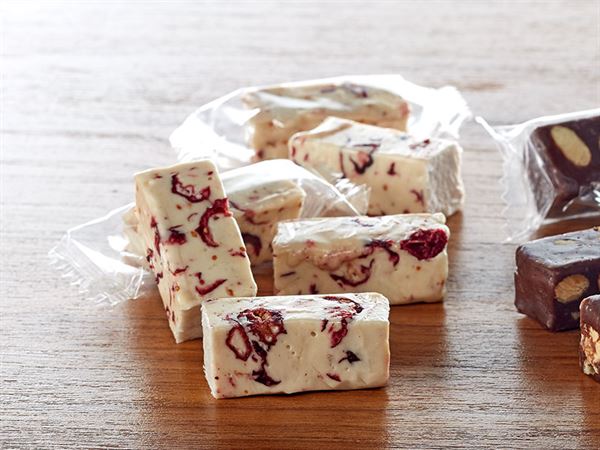 Nougat mit Cranberries weiß, einzeln verpackt, 1kg lose